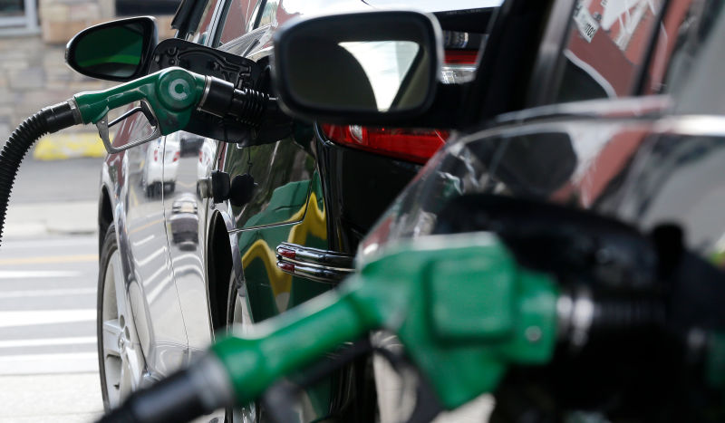 Illustration for article titled Qué hacer si te confundes y le echas diesel a un automóvil con motor de gasolina